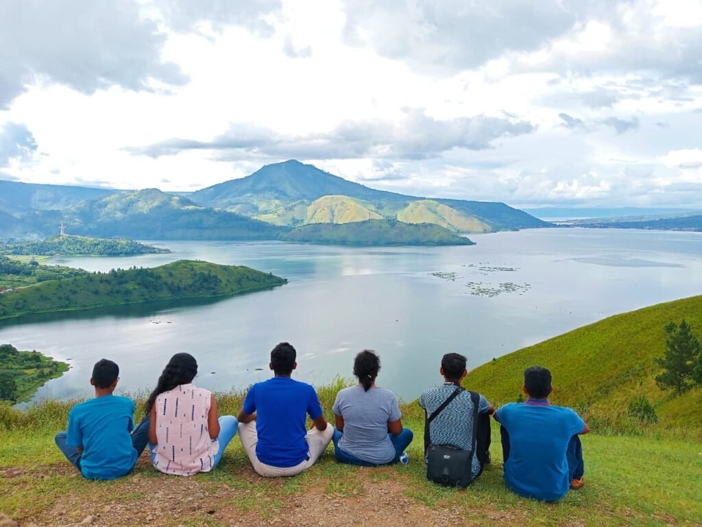 pemandangan bukit holbung